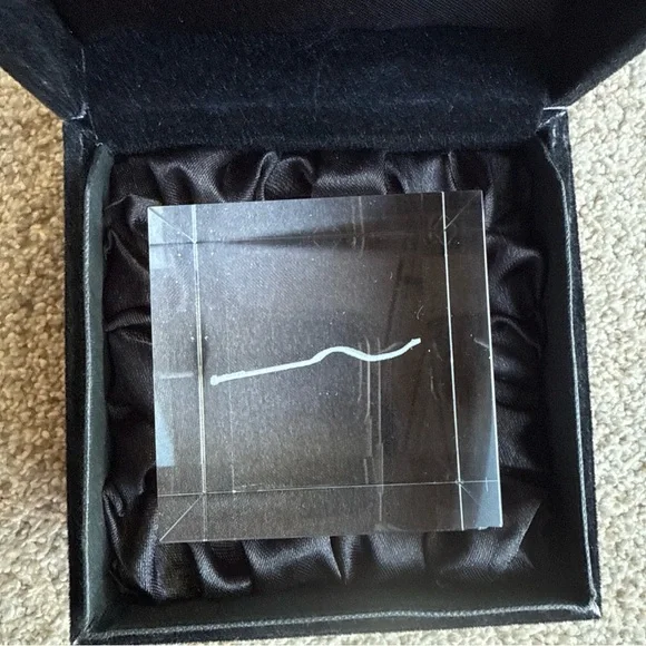 3D American FLAG GLASS PAPERWEIGHT Laser Etched Crystal Cube With Box - Picture 4 of 8